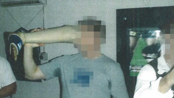 澳士兵用假肢喝酒
