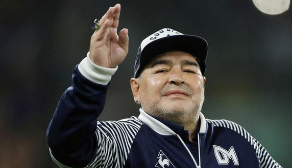 马拉多纳曾摔伤头部