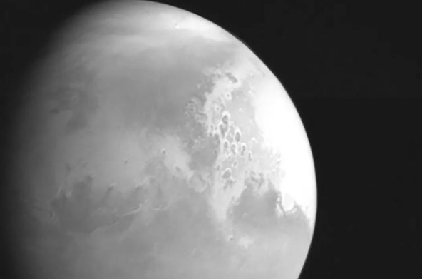天问一号传回火星图